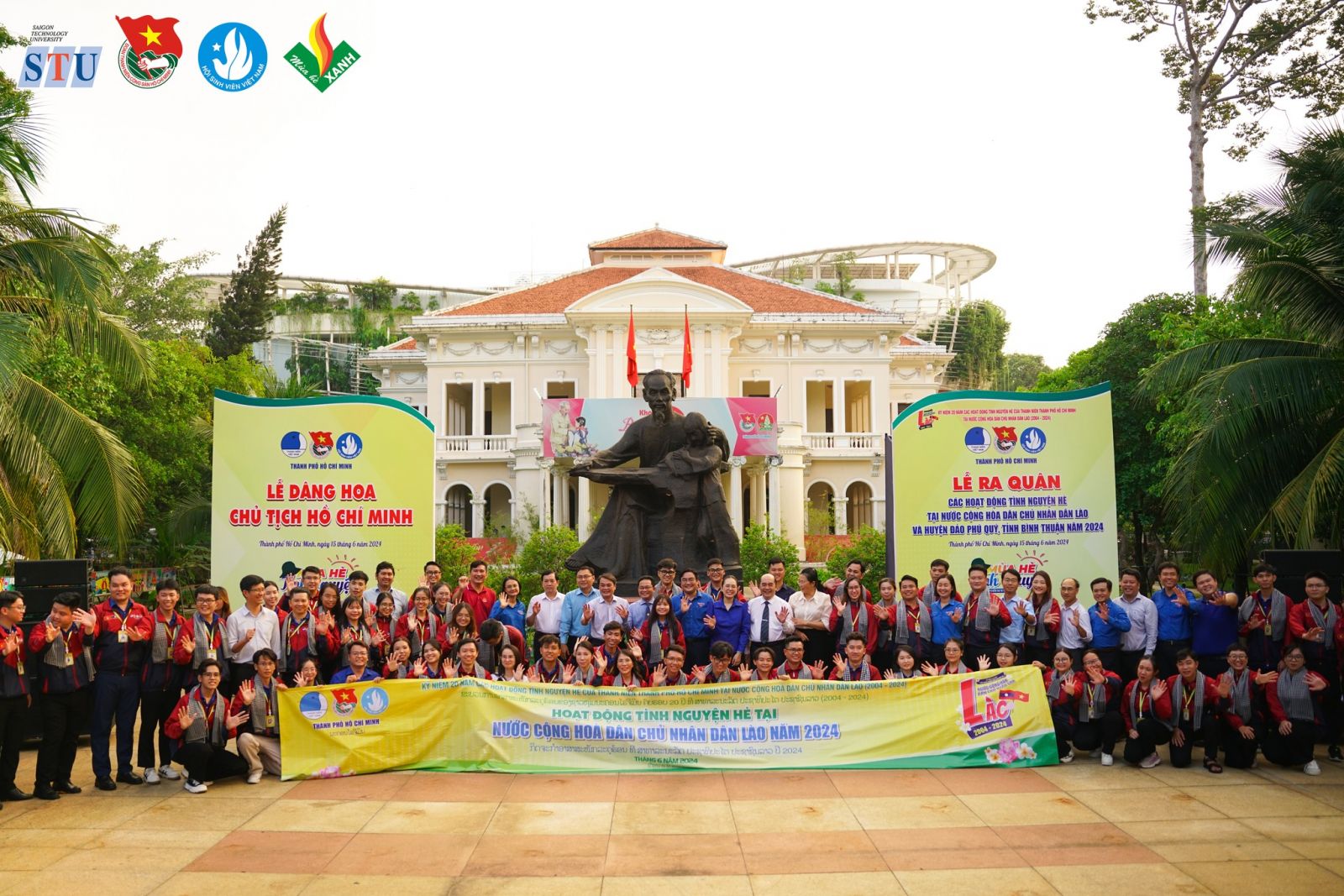 Có thể là hình ảnh về 2 người, đài kỷ niệm và văn bản