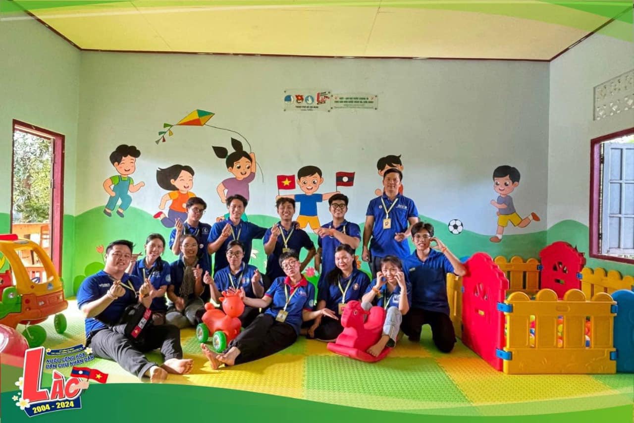Có thể là hình ảnh về 8 người, mọi người đang cười, cây và văn bản