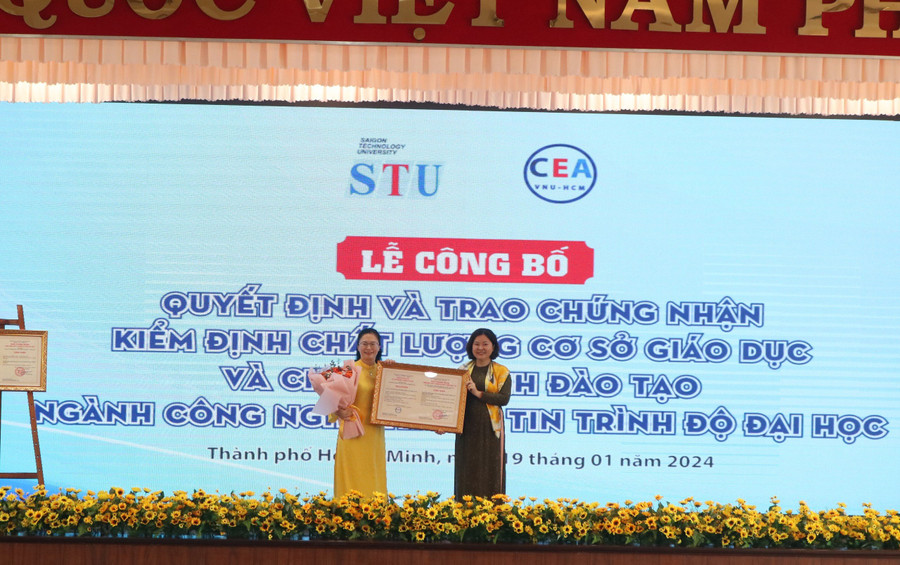 PGS. TS Lê Ngọc Quỳnh Lam – Giám đốc CEA-HCM(phải) trao Giấy chứng nhận đạt chuẩn kiểm định cấp chương trình với ngành Công nghệ thông tin cho Trưởng Khoa.