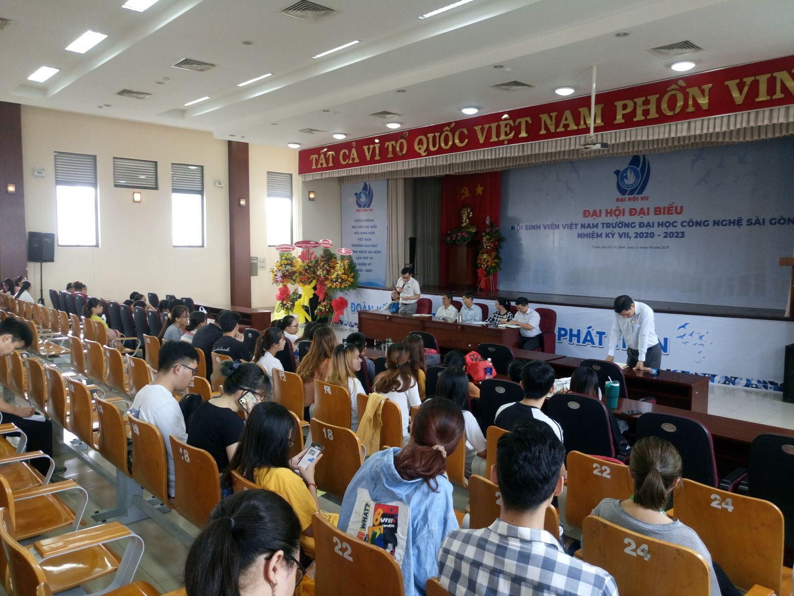 Đại diện Khoa trả lời các câu hỏi của sinh viên