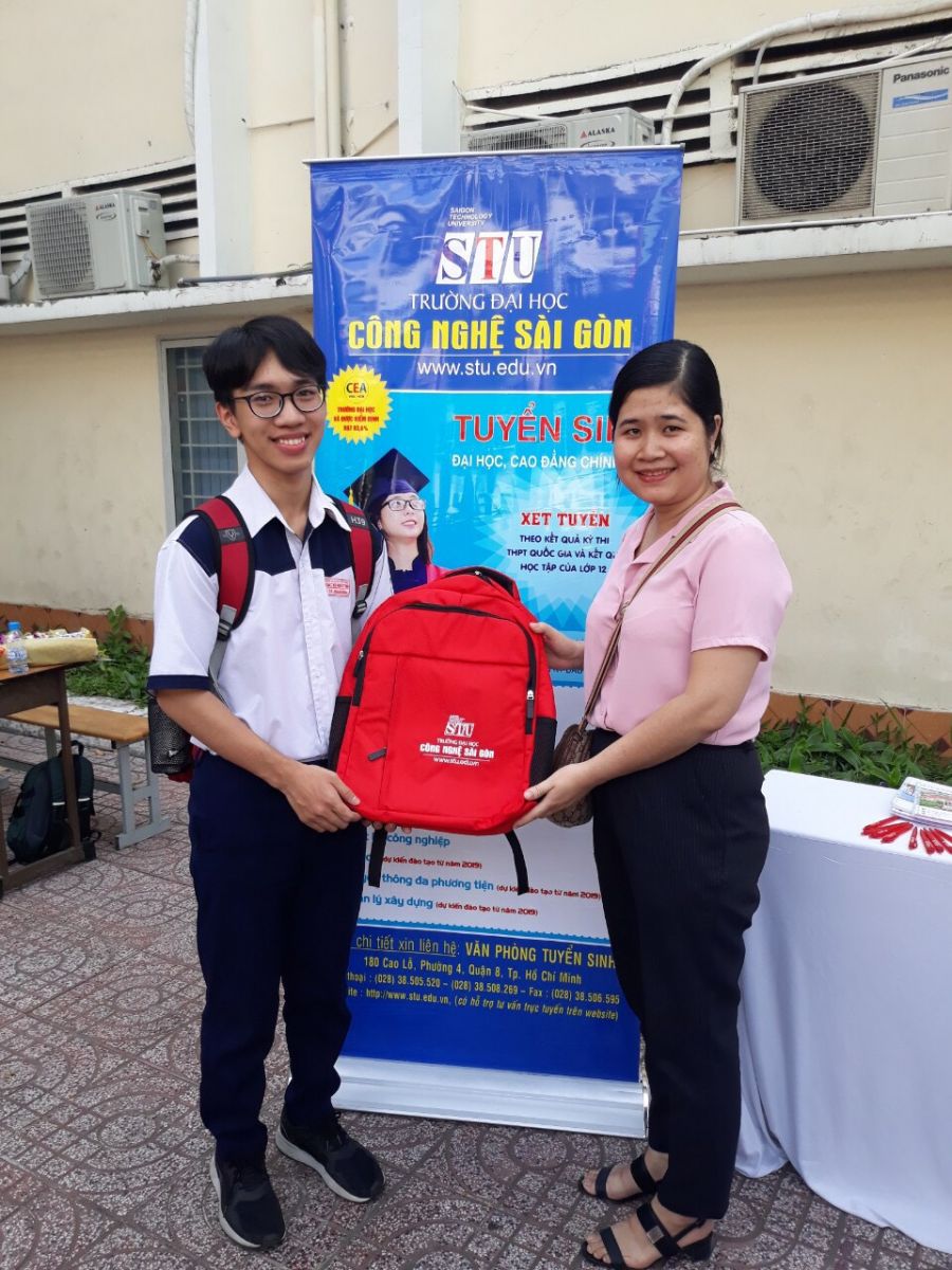 Học sinh nhận quà lưu niệm tại bàn tư vấn STU