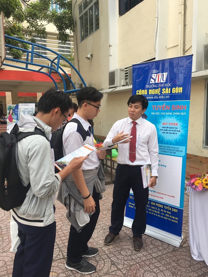 Đại diện STU giải đáp thắc mắc cho học sinh tại bàn tư vấn