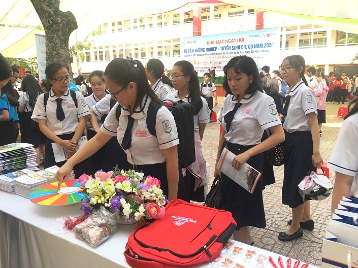 Học sinh tham gia chơi trò chơi tại bàn tư vấn STU