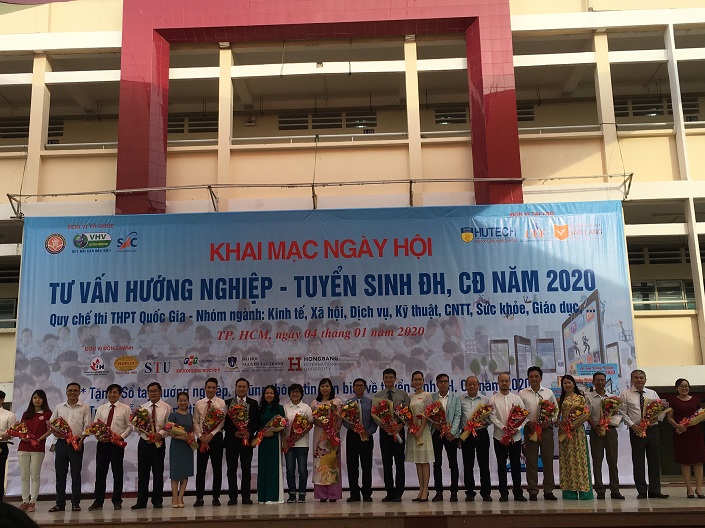 Ban Tổ chức tặng hoa cho Quý thầy cô